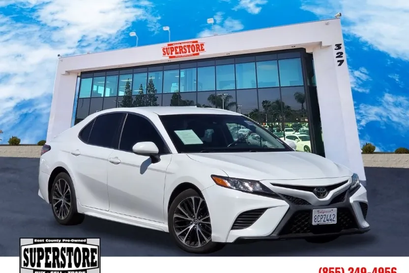 2018 Toyota Camry SE photo 1