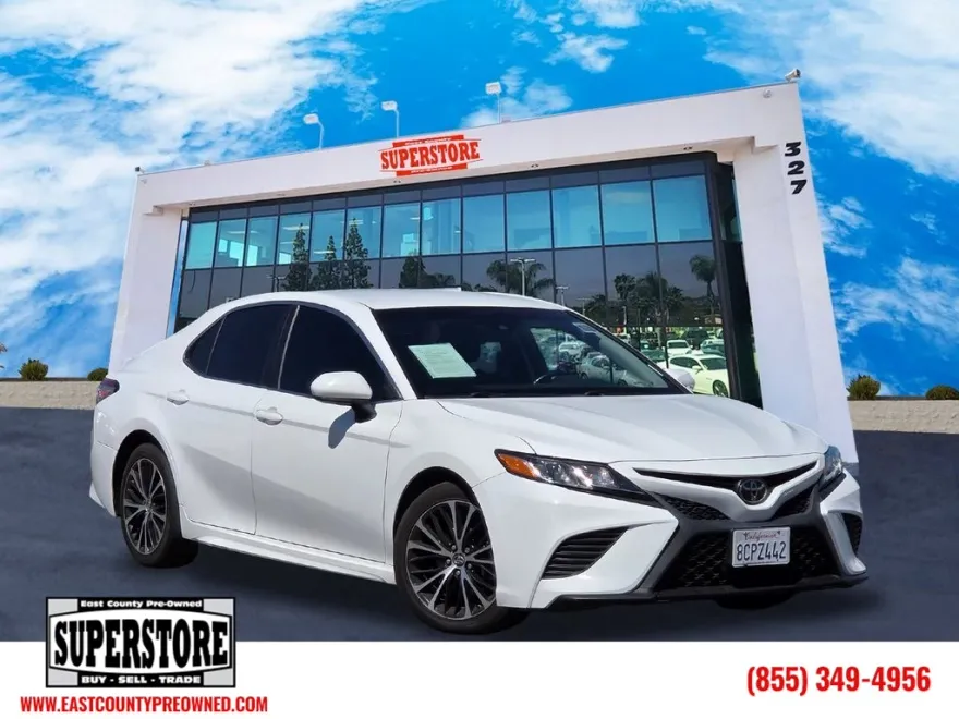 2018 Toyota Camry SE photo 1