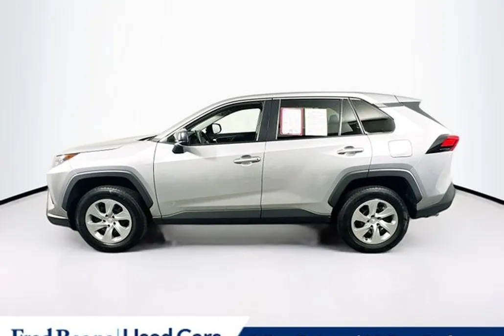 2022 Toyota RAV4 LE photo 1