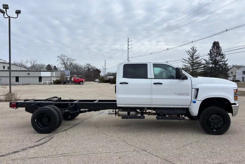 2023 Chevrolet Silverado 6500HD Work Truck photo 1
