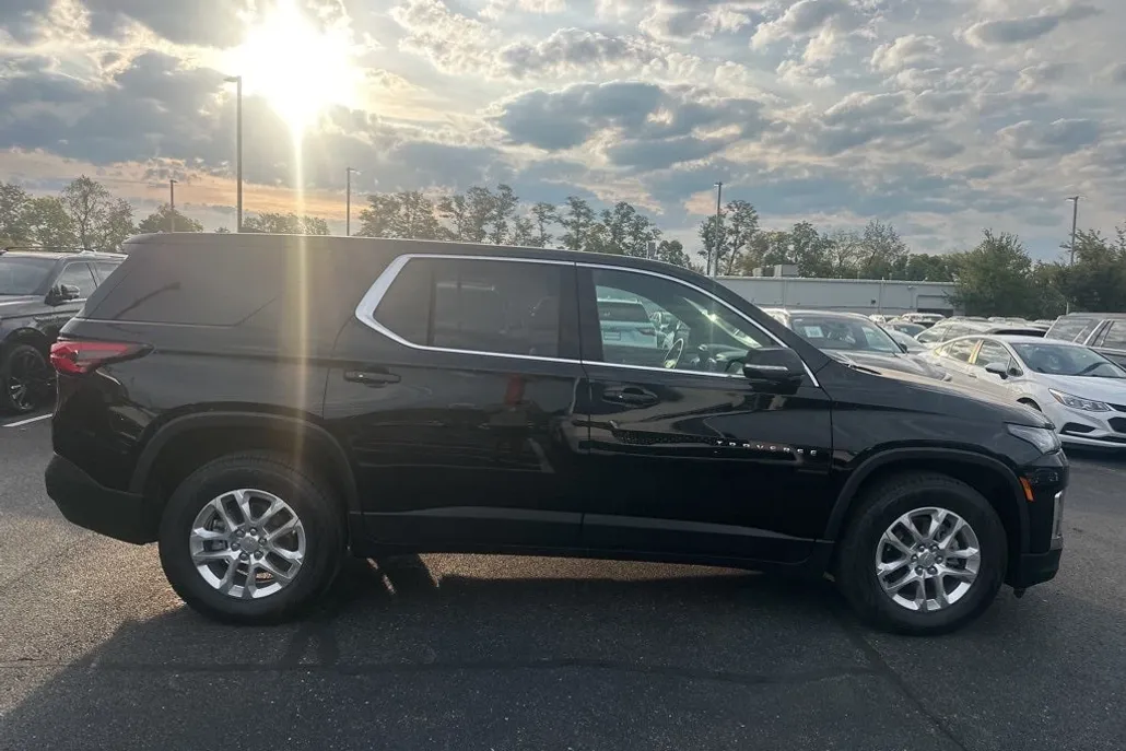 2023 Chevrolet Traverse LS photo 1