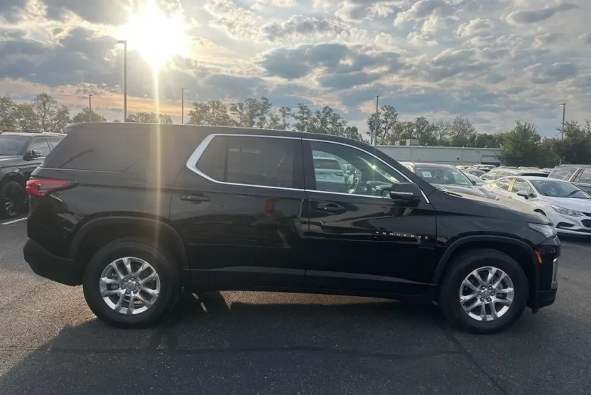 2023 Chevrolet Traverse LS photo 1
