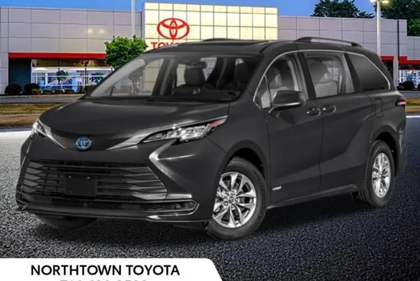 2025 Toyota Sienna LE photo 1
