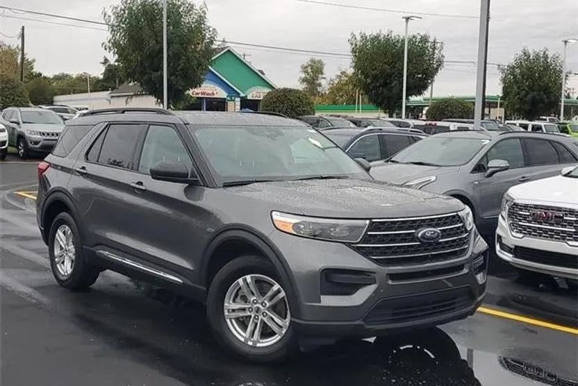2023 Ford Explorer XLT photo 1