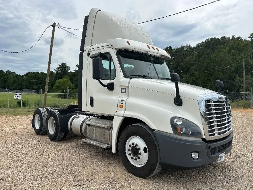 2019 Freightliner Cascadia 125" Sleeper Cab photo 1