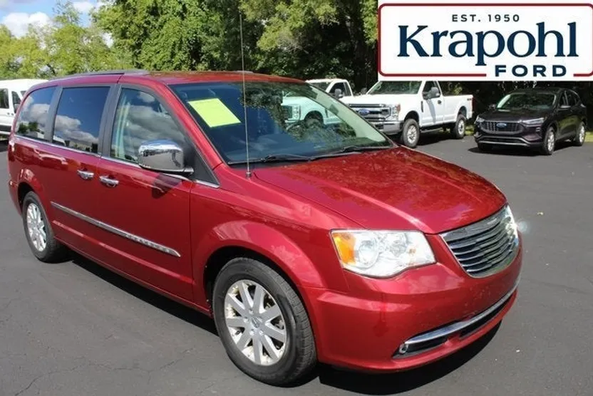 2012 Chrysler Town & Country photo 1