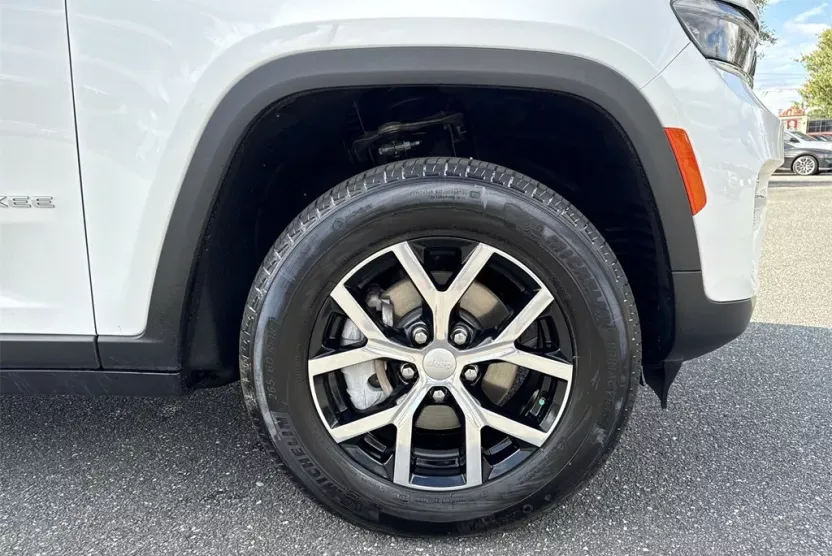 2024 Jeep Grand Cherokee Limited photo 1