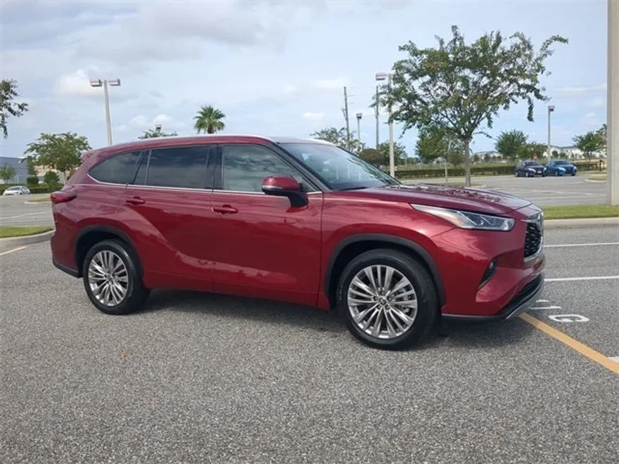 2023 Toyota Highlander Platinum photo 2