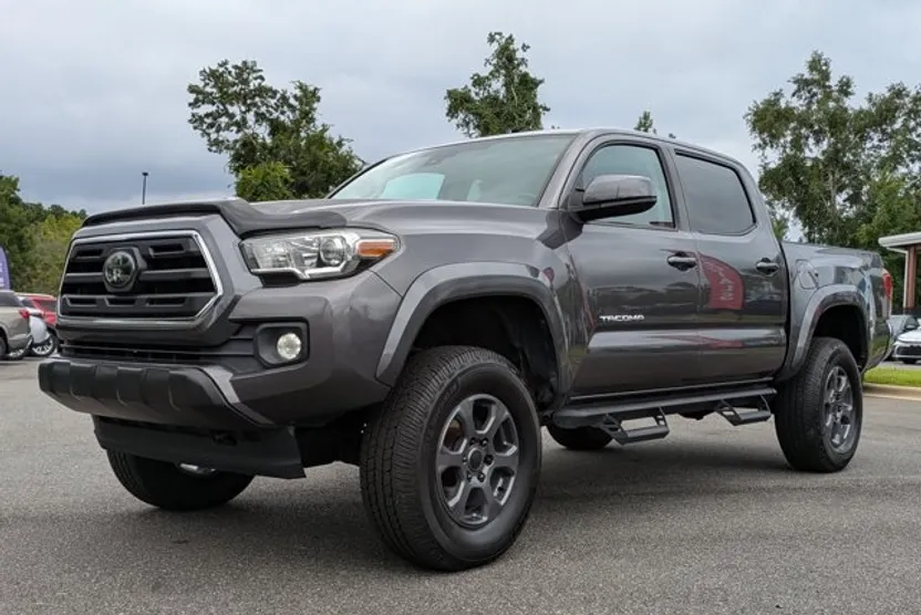 2018 Toyota Tacoma Double Cab V6 SR5 photo 1