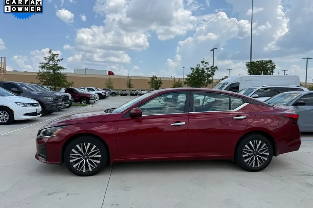2023 Nissan Altima 2.5 SV photo 1