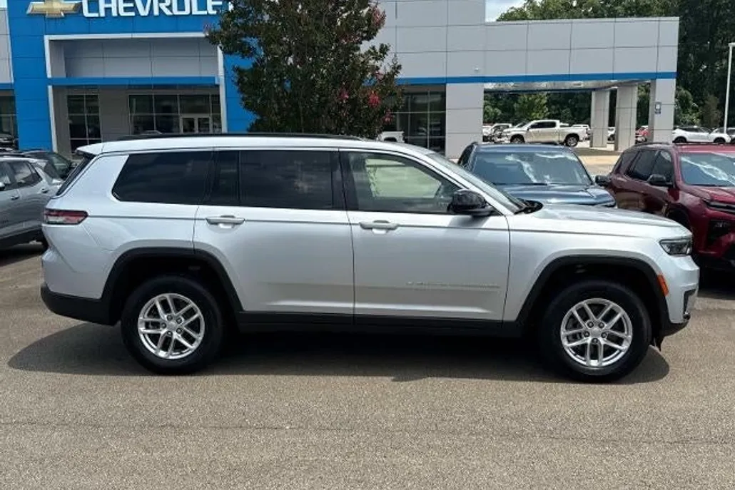 2024 Jeep Grand Cherokee Laredo photo 1