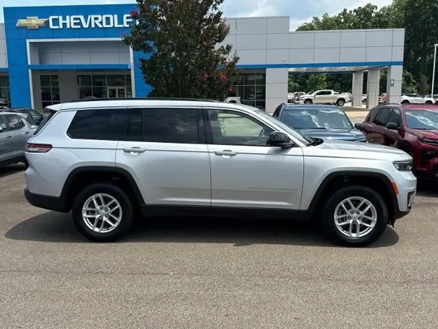 2024 Jeep Grand Cherokee Laredo photo 1