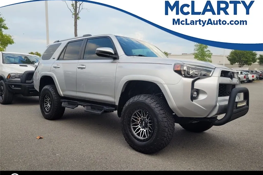 2022 Toyota 4Runner SR5 photo 1