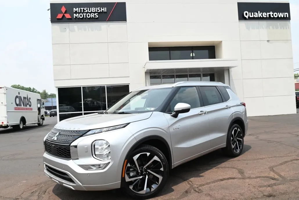 2023 Mitsubishi Outlander SEL photo 1