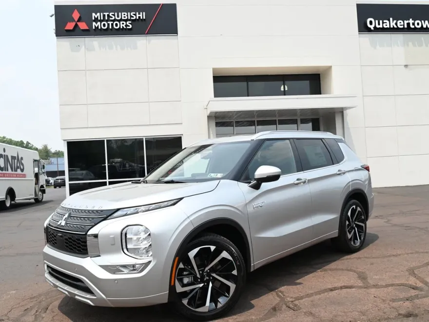 2023 Mitsubishi Outlander SEL photo 1
