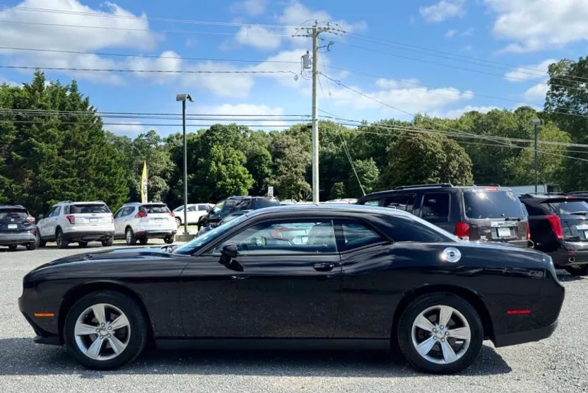 2015 Dodge Challenger SXT photo 1