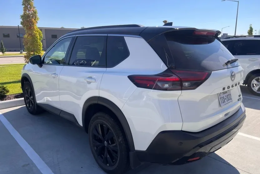 2023 Nissan Rogue SV photo 1