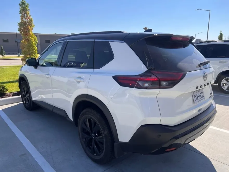 2023 Nissan Rogue SV photo 1