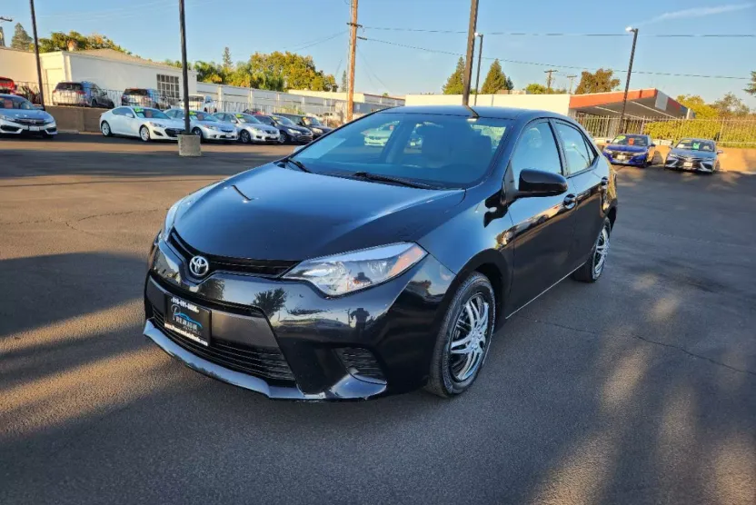 2014 Toyota Corolla LE photo 1