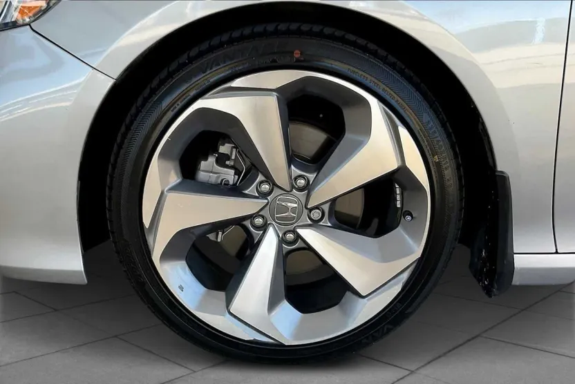 2018 Honda Accord Touring 2.0T photo 1