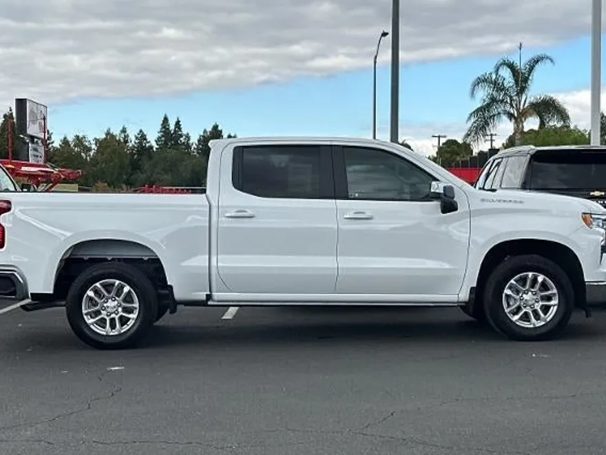 2025 Chevrolet Silverado 1500 LT photo 1