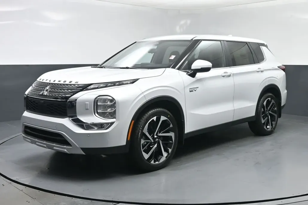 2025 Mitsubishi Outlander PHEV SE photo 1