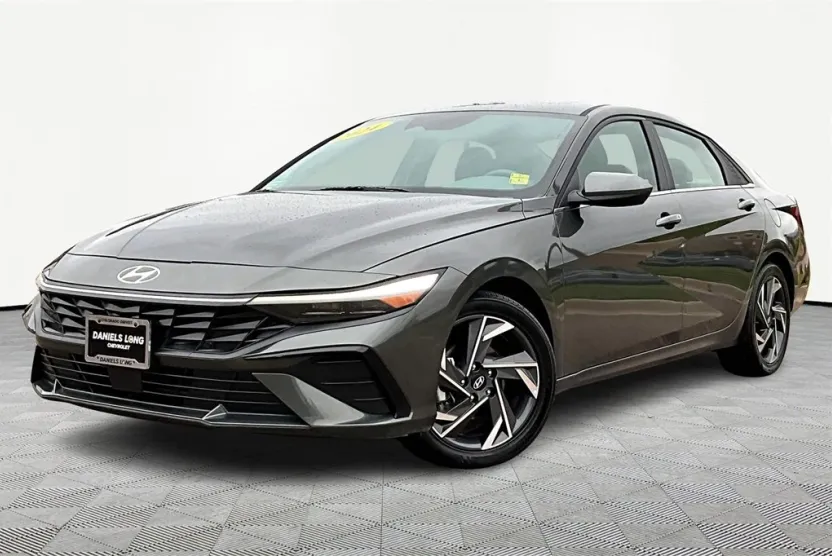 2024 Hyundai Elantra SEL photo 1