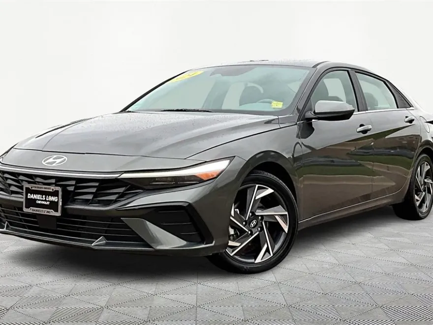 2024 Hyundai Elantra SEL photo 1