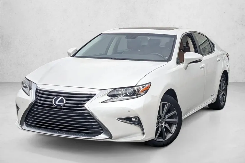 2016 Lexus ES 300h photo 1