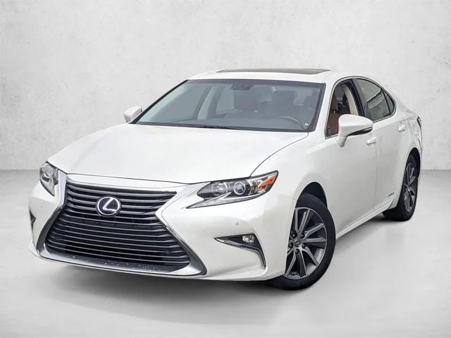 2016 Lexus ES 300h photo 1