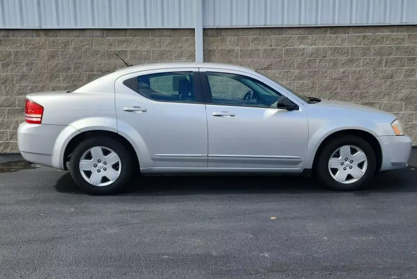 2010 Dodge Avenger SXT photo 1