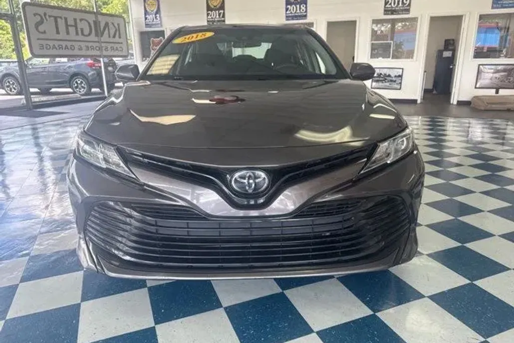 2018 Toyota Camry LE photo 1