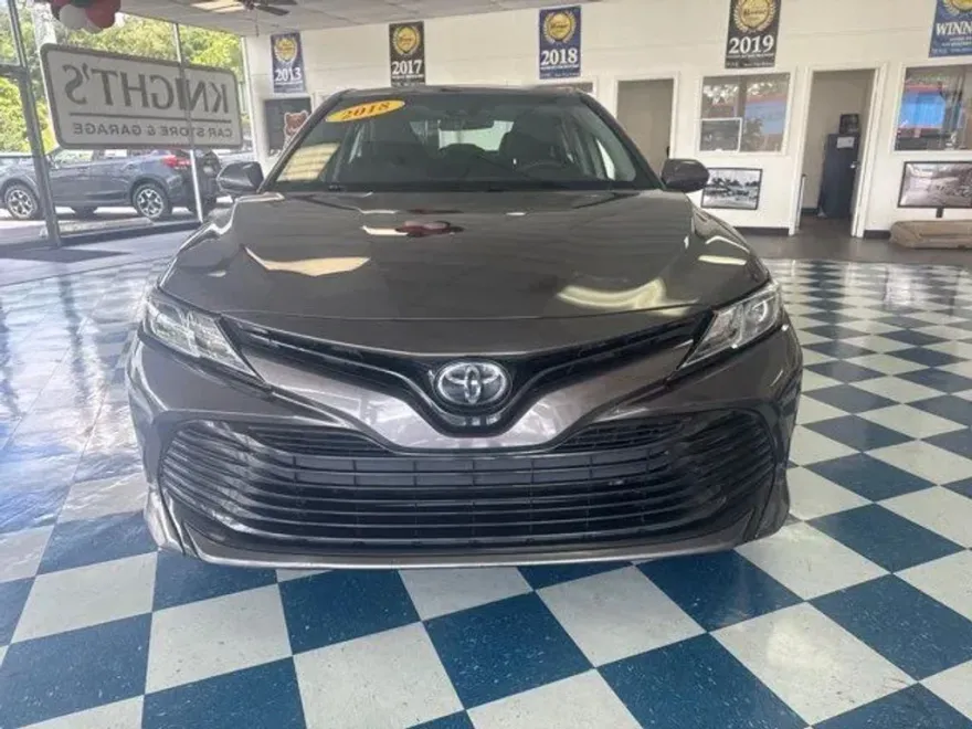 2018 Toyota Camry LE photo 1