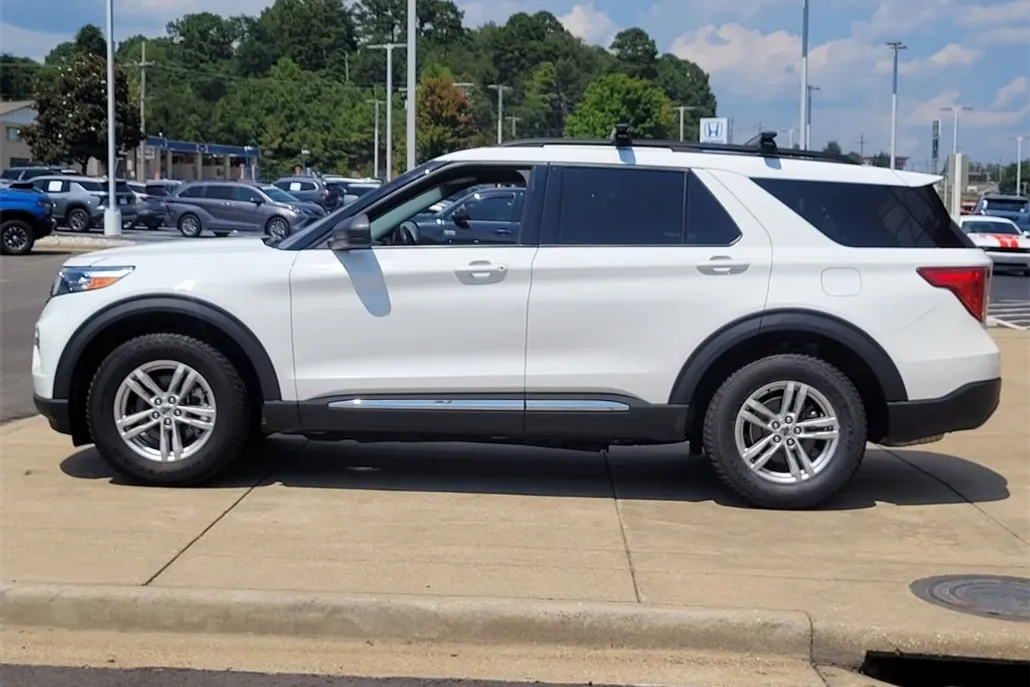 2022 Ford Explorer XLT photo 1