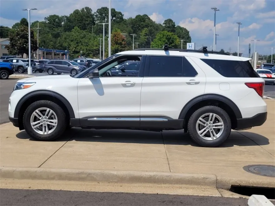 2022 Ford Explorer XLT photo 1