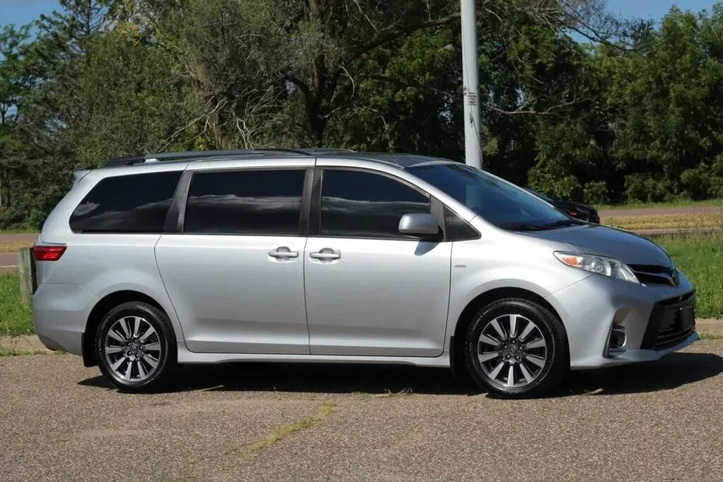 2020 Toyota Sienna LE photo 1