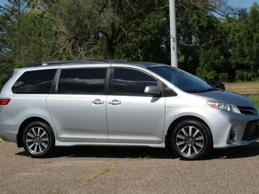 2020 Toyota Sienna LE photo 1