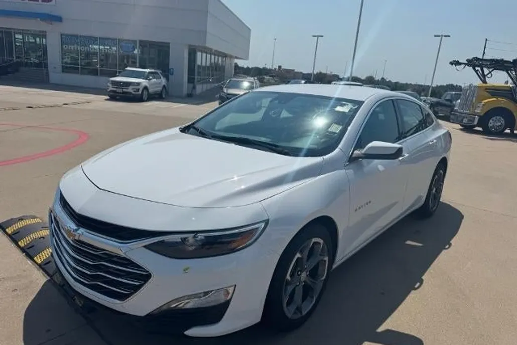 2024 Chevrolet Malibu 1LT photo 1