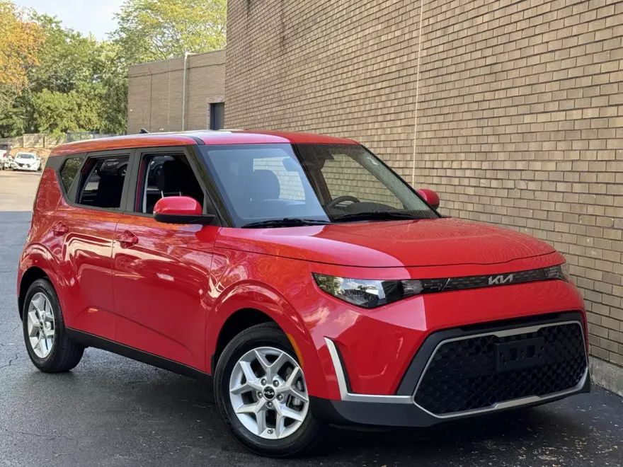 2023 Kia Soul LX photo 1