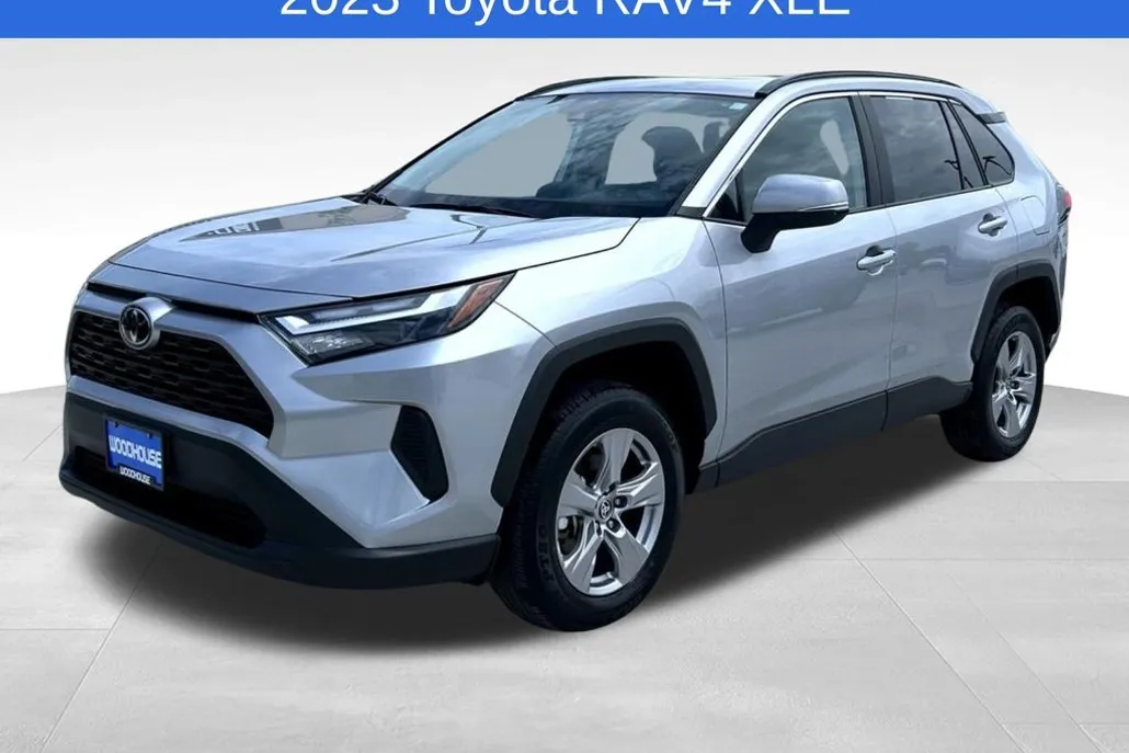 2023 Toyota RAV4 XLE photo 1