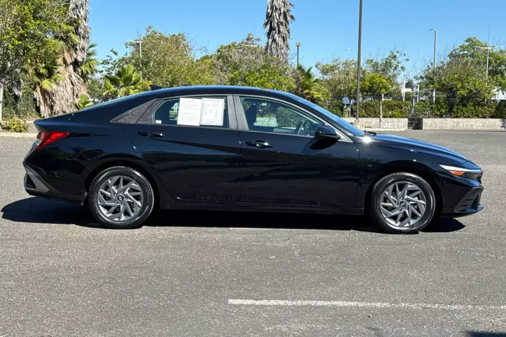 2024 Hyundai Elantra SEL photo 1
