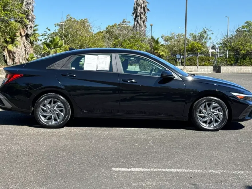 2024 Hyundai Elantra SEL photo 1