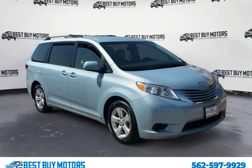 2016 Toyota Sienna LE photo 1