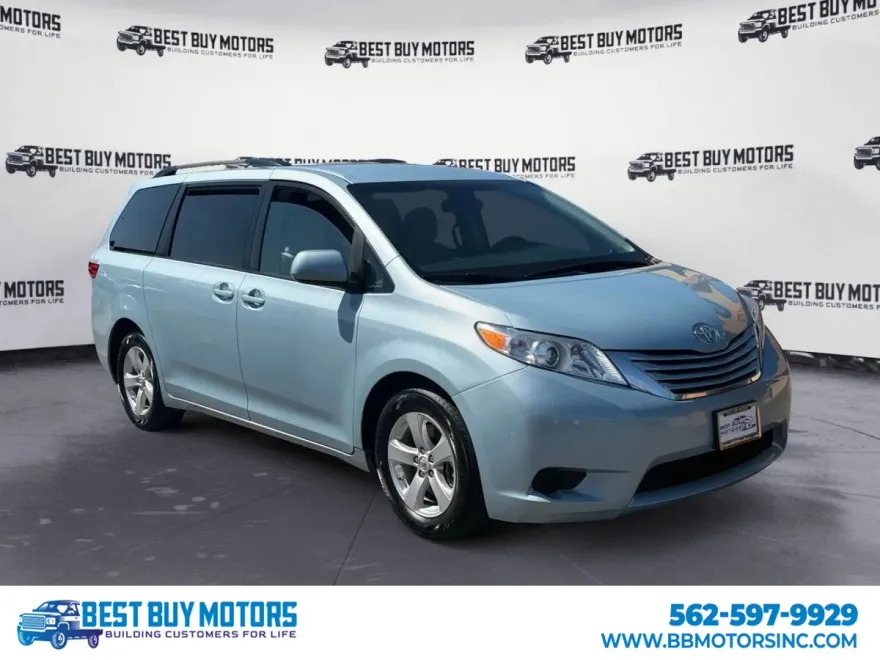 2016 Toyota Sienna LE photo 1