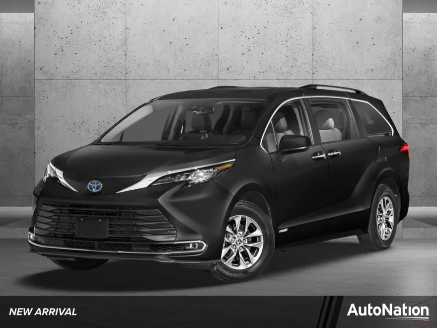 2022 Toyota Sienna XLE photo 1