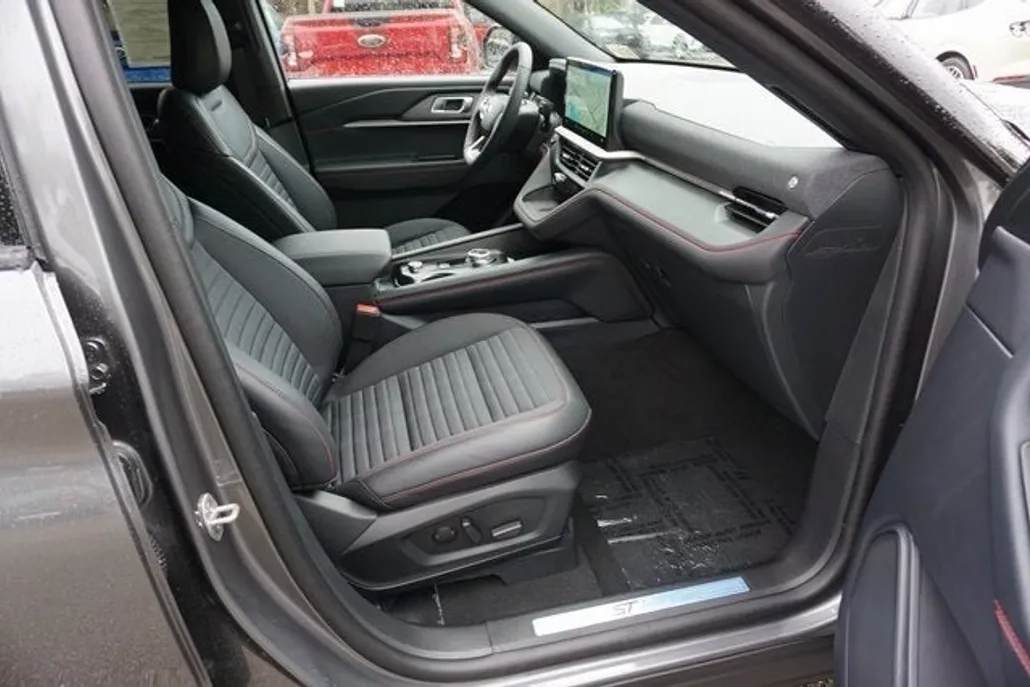 2025 Ford Explorer ST-Line photo 1