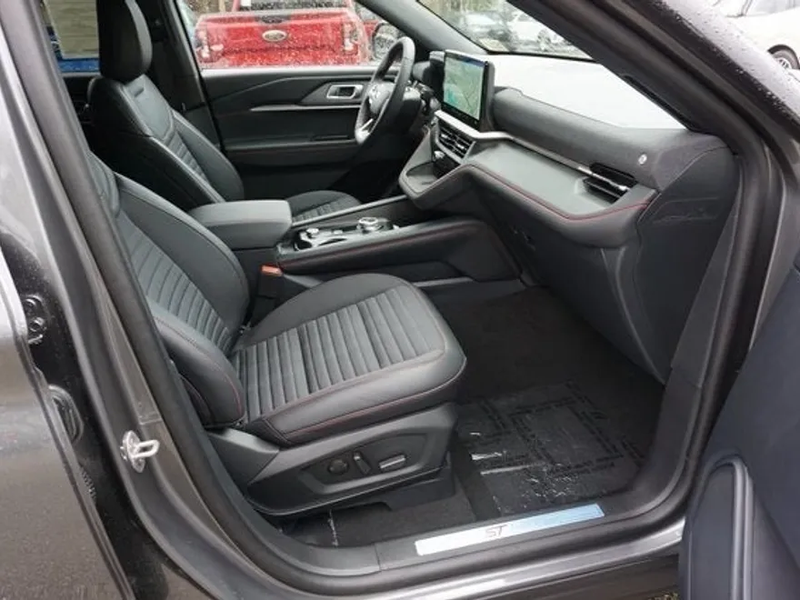 2025 Ford Explorer ST-Line photo 1