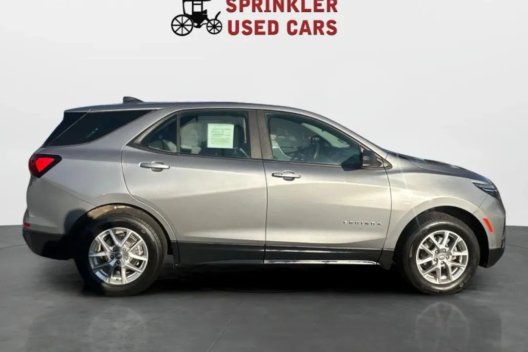 2023 Chevrolet Equinox LS photo 1