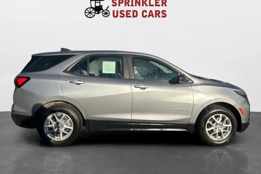 2023 Chevrolet Equinox LS photo 1