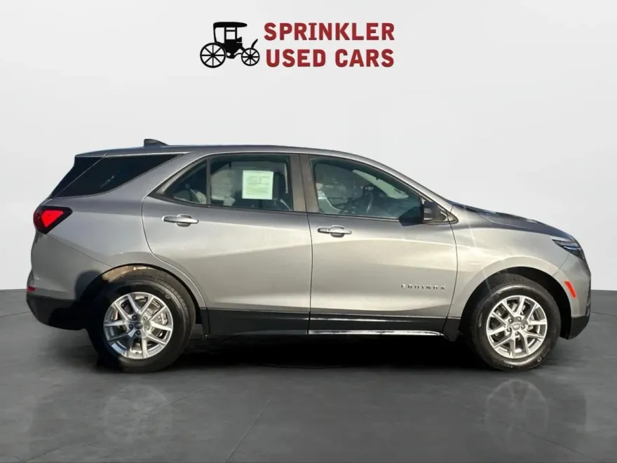 2023 Chevrolet Equinox LS photo 1